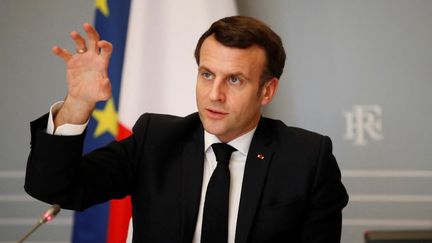 Le président de la République à l'Elysée lors&nbsp;d'une réunion par vidéoconférence avec des responsables de l'Union africaine, mercredi 17 février 2021. (GONZALO FUENTES / AFP)