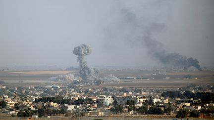 Des bombardements à Ras Al-Ain après lors de l'offensive&nbsp;turque en Syrie, le 11 octobre 2019. (KEMAL ASLAN / REUTERS)