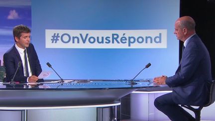 Thomas Sotto et Jean-Michel Blanquer, sur le plateau du "20 heures" de France 2, le 20 août 2020. (FRANCE 2)