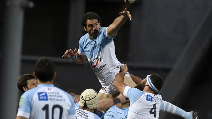  Jean-Joseph Marmouyet prend le ballon (JEAN-PHILIPPE KSIAZEK / AFP)