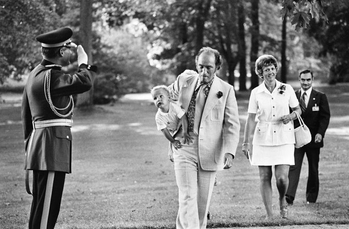 Pierre Eliott Trudeau, Premier ministre, porte son fils en 1973 à Rideau Hall.