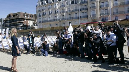 Séance photo sur la plage de Cabourg pour l'ex-animatrice devenue comédienne, avec une incontestable réussite. 
 (Bernard A. Brun)