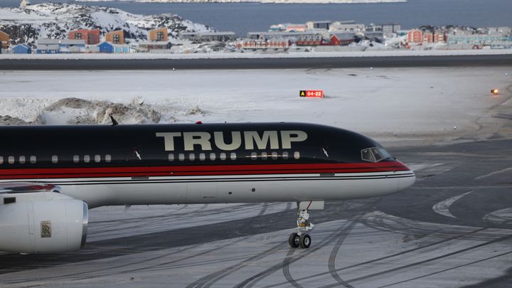 Un avion transportant prétendument l'homme d'affaires américain Donald Trump Jr. arrive à Nuuk, au Groenland, le 7 janvier 2025, quelques semaines après que son père, Donald Trump, a suggéré que Washington annexe ce territoire. (EMIL STACH / RITZAU SCANPIX / AFP)