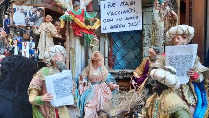 Les Rois mages de l'atelier de santons napolitains Di&nbsp;Virgilio, prêts pour Noël 2021 avec leur pass sanitaire à jour. (BRUCE DE GALZAIN / RADIO FRANCE)