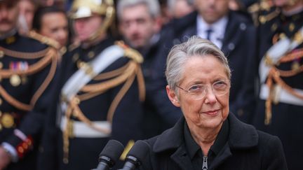 Elisabeth Borne lors de la passation de pouvoir avec Gabriel Attal, nouveau Premier ministre, à Matignon, le 9 janvier 2024. (LUC NOBOUT / MAXPPP)