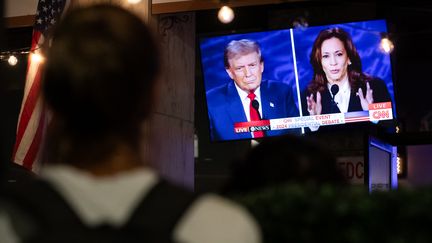 Le débat télévisé entre le républicain Donald Trump et la démocrate Kamala Harris, sur un écran dans la ville de Washington DC, le 10 septembre 2024. (ALLISON BAILEY / AFP)