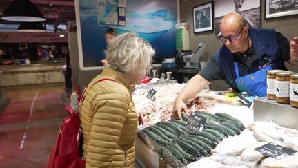 Mercredi 24 avril, le 13 Heures vous fait découvrir Sète, dans l'Hérault, avec son marché proposant des cornets, huîtres, poulpes et autres produits de la mer en provenance directe des pêcheurs locaux.