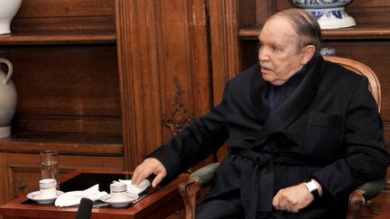 Le pr&eacute;sident alg&eacute;rien&nbsp;Abdelaziz Bouteflika dans un h&ocirc;pital parisien le 11 juin 2013.&nbsp; ( AFP )