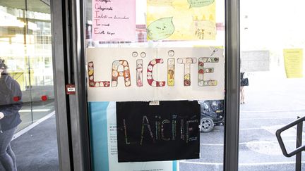 Des affiches sur le vivre ensemble dans le hall de l'école élémentaire Gerty Archimède, à Paris, en 2019. (CHRISTOPHE MORIN / MAXPPP)