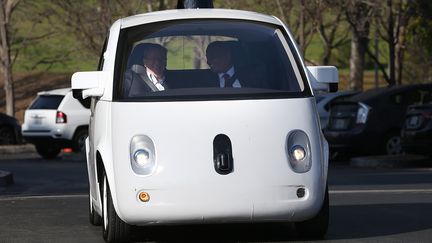 Une voiture sans conducteur de Google à Mountain View (Californie, Etats-Unis), le 2 février 2015. (JUSTIN SULLIVAN / GETTY IMAGES NORTH AMERICA / AFP)