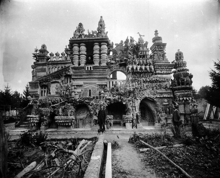 Le facteur Cheval devant son palais idéal
 (Coll Palais Idéal /Mémoires de la Drôme)