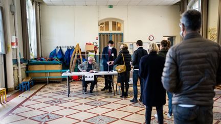 Image d'illustration d'une file d'attente dans un bureau de vote à Paris, le 10 avril 2022. (XOSE BOUZAS / HANS LUCAS / AFP)