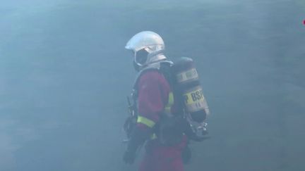 Une plainte pour mise en danger d'autrui a été déposée par les pompiers, exposés quotidiennement à des produits toxiques lorsqu'ils interviennent. Elle dénonce le manque de prévention et de suivi des soldats du feu. (France 2)