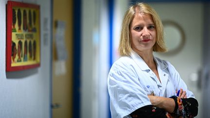 L'infectiologue Karine Lacombe, le 10 novembre 2020 à l'hôpital Saint-Antoine à Paris. (ANNE-CHRISTINE POUJOULAT / AFP)