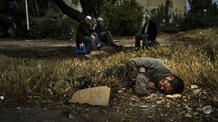 C'est le résultat direct du traumatisme de la décennie noire. La plupart ont échappé à la mort ou ont vu leurs proches mourir sous leurs yeux. Il y a trop peu d'asiles pour pouvoir les prendre en charge. (Romain Laurendeau)