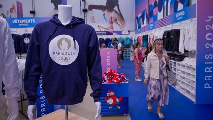 Installée Place Clemenceau à Paris, la boutique officielle des JO Paris 2024 propose de nombreux produits dérivés à la vente. Illustration. (ALEXANDRE DELAITRE / MAXPPP)