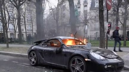 Les policiers ont filmé pendant plusieurs heures le parcours d'un casseur qui s'est déchaîné en marge de la manifestation des "gilets jaunes" samedi 9 février. (FRANCE 2)