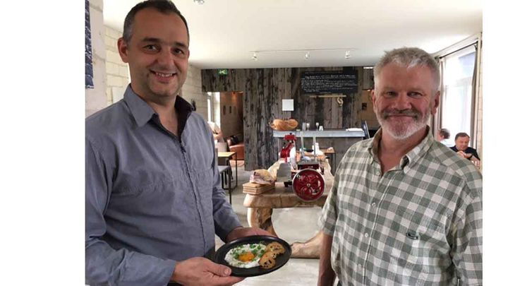 &nbsp; (Sébastien Delaborde, chef de La Cour de Rémy, chez lui, aux côtés de Franck Lesay, éleveur de chèvres  © Laurent Mariotte / Radio France)