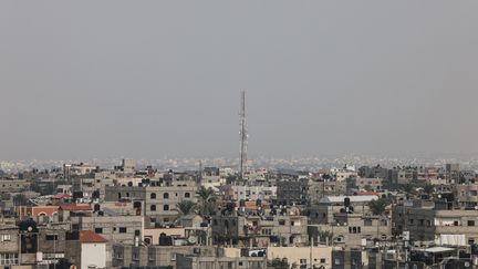 Une antenne de télécommunications à Rafah, dans la bande de Gaza, le 28 octobre 2023. (MOHAMMED ABED / AFP)