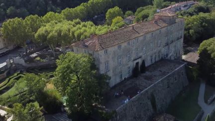 La commune d'Entrecasteaux (Var) se situe au cœur de la Provence verte. Le village est dominé par un château médiéval dont les jardins ont été dessinés par Le Nôtre et directement inspirés du château de Versailles.