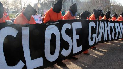 Des manifestants, vêtus comme des prisonniers, réclament la fermeture de la prison militaire de Guantanamo à Washington, le 11 janvier 2015, date marquant le 13e anniversaire de l'arrivée des premiers détenus.

 (Erkan Avci / Anadolu Agency)