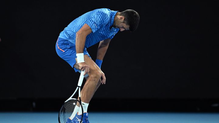 Novak Djokovic se tient la cuisse, lors de son match du deuxième tour de l'Open d'Australie, le 19 janvier 2023 contre Enzo Couacaud (LUKAS COCH / MaxPPP)