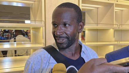 Le journaliste français Olivier Dubois, à l'aéroport de Niamey, au Niger, le 20 mars 2023, après sa libération. (SOULEYMANE AG ANARA / AFP)