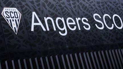 Le logo du SCO d'Angers au siège du club, le 4 janvier 2023. (LOIC VENANCE / AFP)