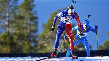 Le biathlète français Emilien Jacquelin lors d'une course de préparation pour la Coupe du monde, en Suède, le 13 novembre 2022. (NISSE SCHMIDT / AFP)