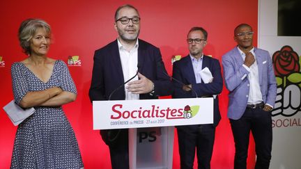 Le numéro 2 du Parti socialiste, Rachid Temal, auprès d'Isabelle This-Saint-Jean, d'Emmanuel Grégoire et de Karim Bouamrane, lors d'une conférence de presse le 27 août 2017, à Paris. (PATRICK KOVARIK / AFP)