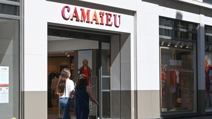 Des passants devant une succursale de la marque Camaïeu à Lille, dans le nord de la France, le 27 mai 2020. (DENIS CHARLET / AFP)