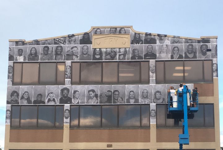 Des portraits d'Américains pris dans le cadre du projet Inside Out de JR sont collés sur la façade d'un bâtiment de Dallas, au Texas
 (Michael Mates / AFP)