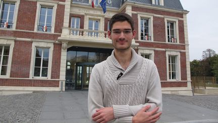 Maxence Buttey, l'&eacute;lu FN converti &agrave; l'islam, pose devant la mairie de Noisy-le-Grand (Seine-Saint-Denis), le 24 octobre 2014. (SEBASTIEN THOMAS / MAXPPP)