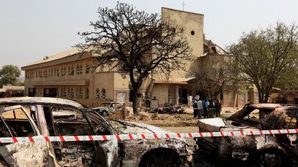 Le 25 décembre 2011, un attentat à la voiture piégée revendiqué par le groupe islamiste Boko Haram devant l'église catholique Sainte-Thérèse de Madalla, près d’Abuja, la capitale fédérale du pays. Il fait 44 morts.

Depuis mi-2009, Boko Haram s’attaque aux représentants de l'Etat, à la police et aux chrétiens. (REUTERS/Afolabi Sotunde)