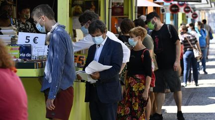 Des personnes masquées lors de la foire du livre à Lisbonne (Portugal), le 27 août 2020.&nbsp; (JORGE MANTILLA / NURPHOTO / AFP)