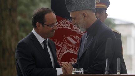 Fran&ccedil;ois Hollande et le pr&eacute;sident afghan, Hamid Karza&iuml;, &agrave; l'issue d'une conf&eacute;rence de presse &agrave; Kaboul (Afghanistan), le 25 mai 2012. (OMAR SOBHANI / REUTERS)