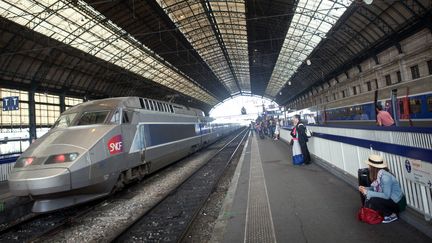 Deux TGV qui devaient partir t&ocirc;t de Bordeaux et deux autres de Paris, mardi 4 ao&ucirc;t,&nbsp;ont &eacute;t&eacute; report&eacute;s, a indiqu&eacute; la SNCF. (LOIC VENANCE / AFP)