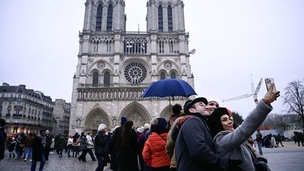 La grisaille n'a pas empêché les visiteurs de se presser aux portes de Notre-Dame de Paris, le 24 décembre 2024, pour découvrir la cathédrale entièrement rénovée. (JULIEN DE ROSA / AFP)