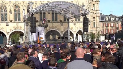 Des centaines de personnes assistent à la cérémonie d'hommage à Dominique Bernard, le 13 octobre 2024, un an après son assassinat. (FRANCEINFO)