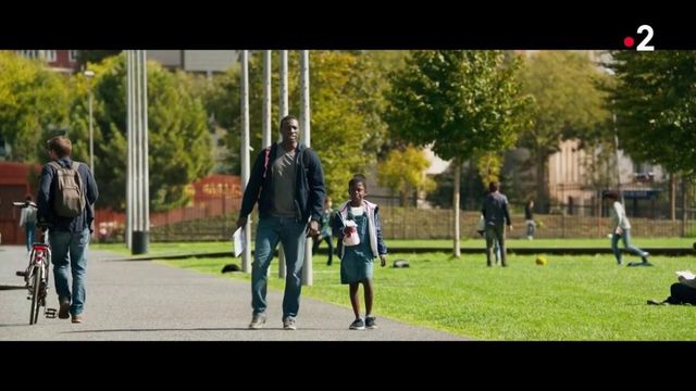 Cinéma : Omar Sy drôle et touchant en père veuf pour Michel Hazanavicius