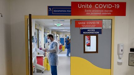 Un service de réanimation pour les patients atteints du Covid-19, le 5 janvier 2022, à Marseille (Bouches-du-Rhône). (NICOLAS TUCAT / AFP)