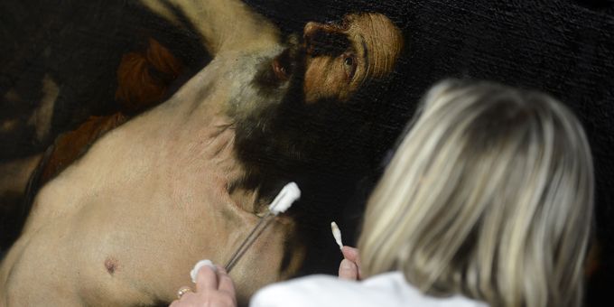 Une retauratrice travaille sur un tableau au musée des Offices de Florence
 (FILIPPO MONTEFORTE / AFP)