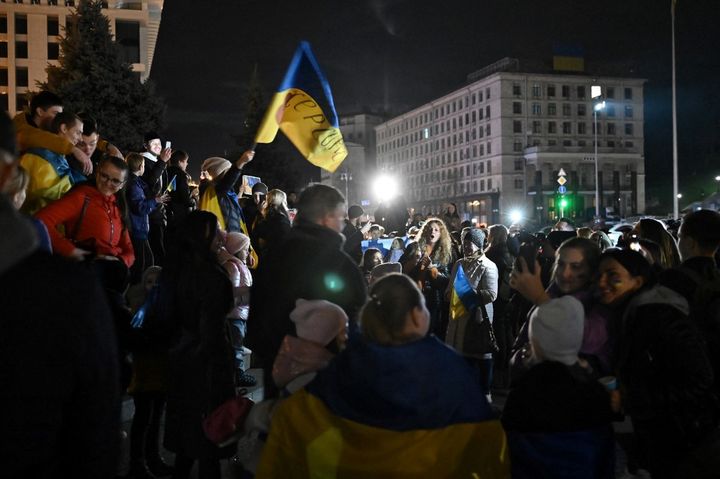 Des manifestants rassemblées sur la place Maidan, le 11 novembre 2022 à Kiev (Ukraine). (GENYA SAVILOV / AFP)