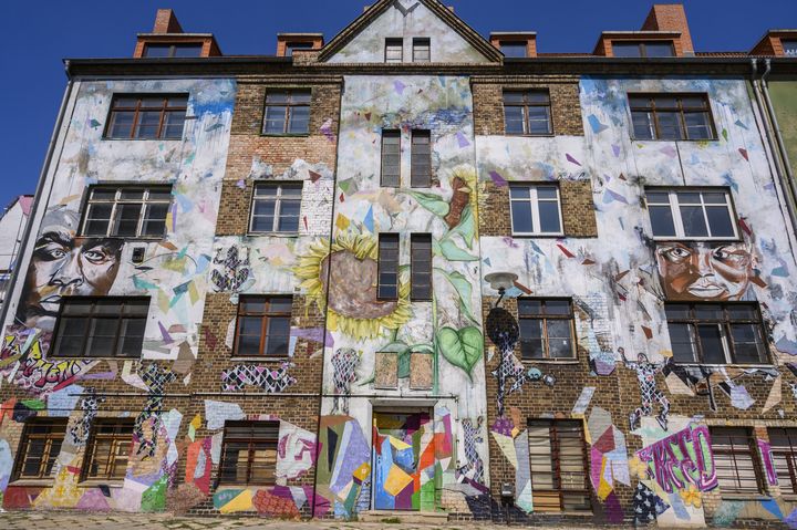 Oeuvres d'art réalisées par le collectif&nbsp;Freiraumgalerie&nbsp;sur les immeubles de Halle en Allemagne, septembre 2019 (JOHN MACDOUGALL / AFP)