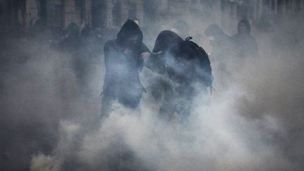 Des affrontements entre manifestants et policiers ont eu lieu&nbsp;à la fin&nbsp;de la manifestation contre la loi Travail, le 9 mars 2016 à Lyon (Rhône). (JEAN-PHILIPPE KSIAZEK / AFP)