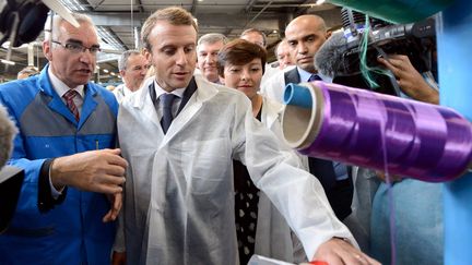 Le ministre de l'Economie, Emmanuel Macron, en visite &agrave; l'usine Acome, &agrave; Romagny (Manche), mardi 2 septembre 2014. (  MAXPPP)