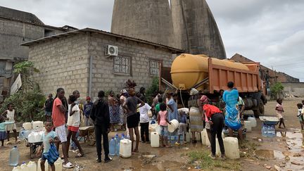 A l'entrée du Centre international des civilisations bantoues (Ciciba) à Libreville au Gabon, de l'eau potable est distribuée aux habitants parfois deux fois par semaine, le 5 septembre 2023. (GILLES GALLINARO / RADIO FRANCE)