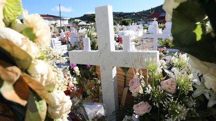 La tombe de Johnny Hallyday&nbsp;au cimetière de Lorient, sur l'île de Saint-Barthélémy. (OLIVIER LEJEUNE / MAXPPP)