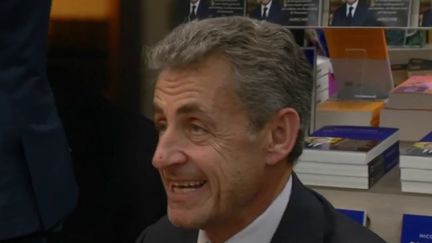 Dans une interview parue dans le JDD, dimanche 23 octobre, Nicolas Sarkozy suggère à Emmanuel Macron de conclure un accord politique avec Les Républicains. (FRANCEINFO)