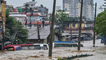 Anwohner suchen Zuflucht auf den Dächern einer überfluteten Straße in Kathmandu, der Hauptstadt Nepals, 28. September 2024. (PRAKASH MATHEMA / AFP)